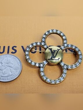 LV Le Fleur Crystal Brooch